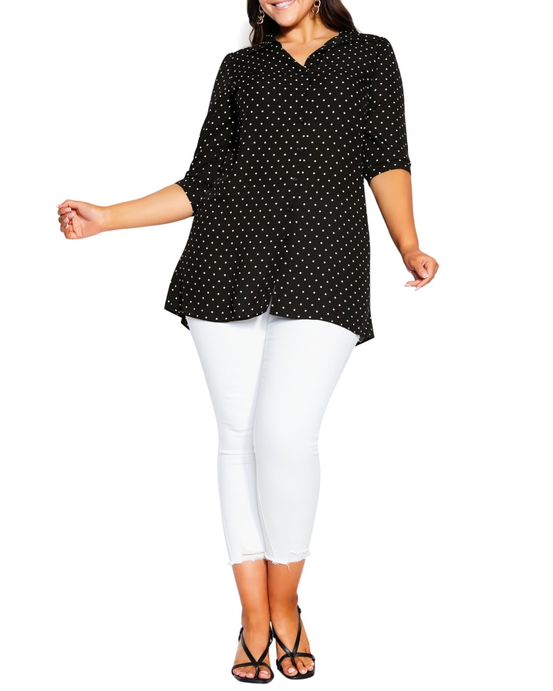 Front of a model wearing a size XS Dynamic Printed Tunic in Dainty Spot by City Chic. | dia_product_style_image_id:228553